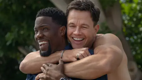 Kevin Hart y Mark Wahlberg en Me Time. / Netflix