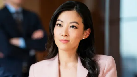 Arden Cho protagoniza The Partner Track. / Netflix