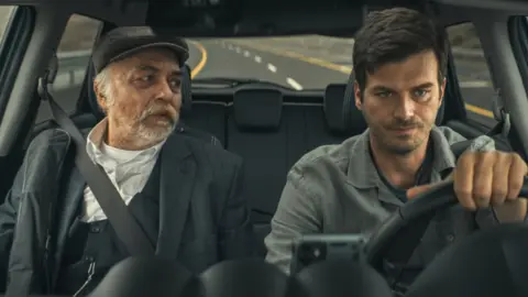 Kivan&ccedil; Tatlitug y Settar Tanri&ouml;gen en Festival de Trovadores. / Netflix