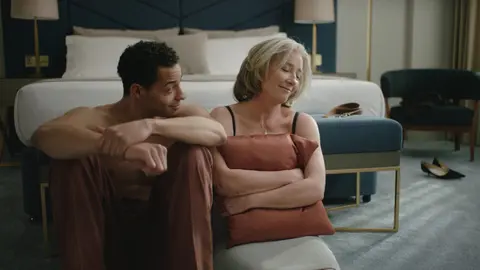 Emma Thompson y Daryl McCormack en Buena suerte Leo Grande. / Movistar Plus