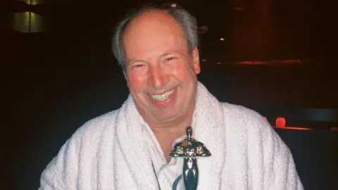 Hans Zimmer con su premio Oscar por Dune. / RRSS