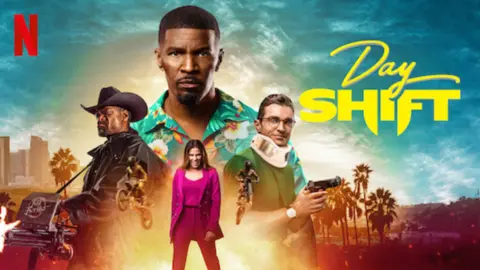 Karla Souza y Jamie Foxx juntos en Turno de D&iacute;a. / Netflix