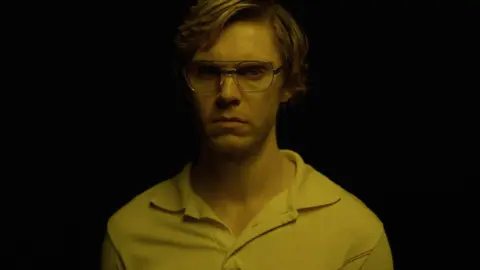 Evan Peters como Jeffrey Dahmer en la serie DAHMER - Monstruo La historia de Jeffrey Dahmer. Netflix