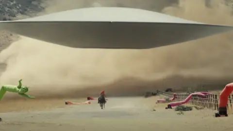 Vistazo del alien en la recta final del Nope. / MUBI