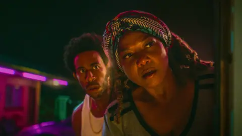 Queen Latifah y Ludacris interpretan a dos hermanos perseguidos por el cartel de Sinaloa. / Netflix