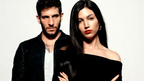 &Uacute;rsula Corber&oacute; y Quim Guti&eacute;rrez en la primera imagen promocional de El cuerpo en llamas. Netflix