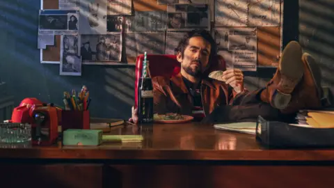En M&eacute;xico, Belascoar&aacute;n tuvo un n&uacute;mero telef&oacute;nico para que la gente expusiera los misterios que quer&iacute;an resolver. / Netflix