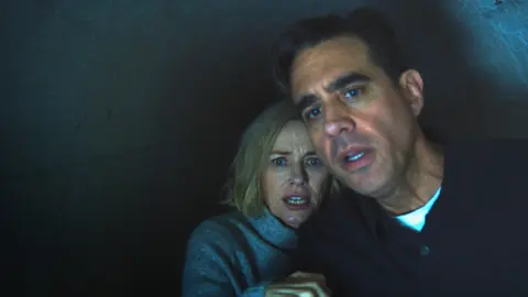 Bobby Cannavale y Naomi Watts interpretan a Derek y Mar&iacute;a Broaddus. / Netflix