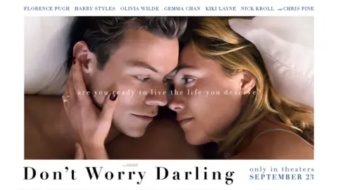 Florence Pugh ni siquiera promocion&oacute; la cinta en sus RRSS debido a su molestia con Wilde. / Sitio oficial del filme