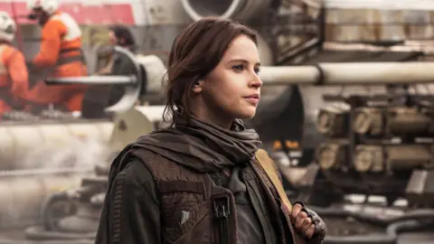 Felicity Jones se someti&oacute; a fuertes entrenamientos para dar vida a  Jyn Erso. / starwars.com