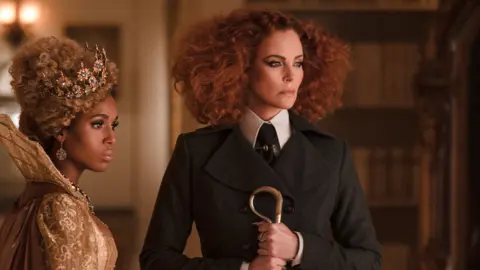 Charlize Theron y Kerry Washington como directoras del Bien y del Mal. / Netflix