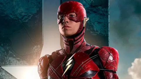 Ezra Miller como Flash en p&oacute;ster de Justice League. / Warner