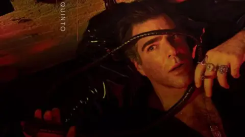 Zachary Quinto interpreta a Sam en AHS: New York City. / Hulu