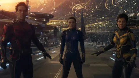 Primer vistazo a los nuevos trajes de Wasp y Stature. / IMDB