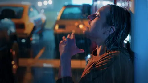 Elisabeth Moss fue reconocida por si gran interpretaci&oacute;n llena de locura. / Netflix