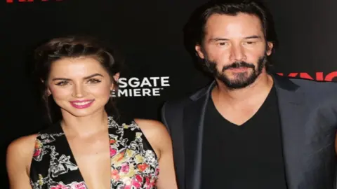 Ana de Armas y Keanu Reeves en premiere de knock knock (2015). / IMDb