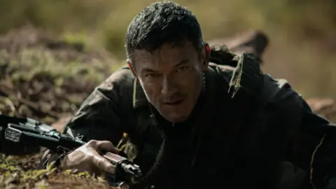 Luke Evans en el episodio 3 de Echo. / Apple TV
