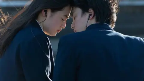El primer amor, serie.  Netflix
