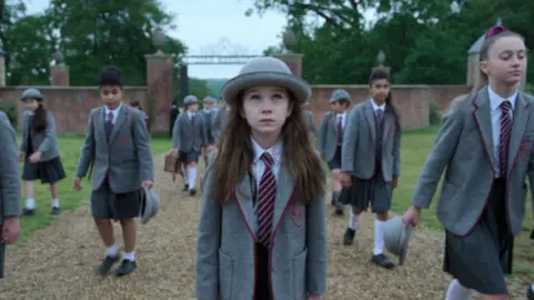 Alisha Weir como Matilda. / Netflix