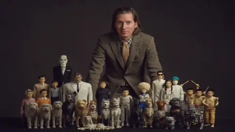 Wes Anderson con maquetas de Isle Of Dogs. / IMDb