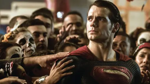 Henry Cavill como Superman en una de las escenas m&aacute;s emotivas del personaje. / WB