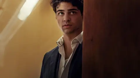 Noah Centineo revel&oacute; que no tom&oacute; clases de combate pues su personaje no es propiamente un esp&iacute;a. / Netflix