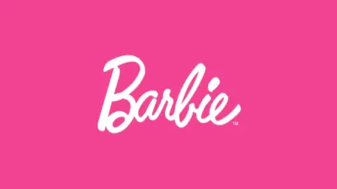 Nuevas im&aacute;genes de Margot Robbie como Barbie se han filtrado. / IMDb