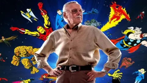 Stan Lee junto a sus personajes / smash