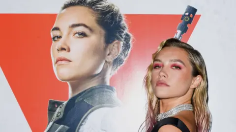 Florence Pugh junto a un promocional de Black Widow. / RRSS