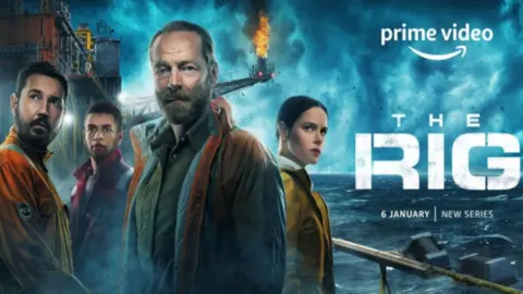 La plataforma es la nueva serie brit&aacute;nica que ya est&aacute; disponible / Prime Video