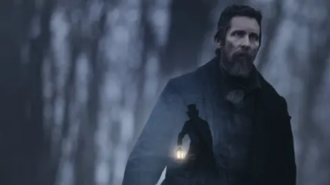 Christian Bale hace un incre&iacute;ble regreso en un papel detective / Netflix