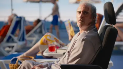 Joaquin Phoenix se interpretar&aacute; en diferentes estapas de la vida en Beau is afraid. / IMDb