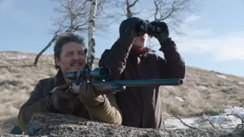 Pese a que no es muy expl&iacute;cito, podemos ver c&oacute;mo Joel comparte su experiencia con Ellie / HBO Max