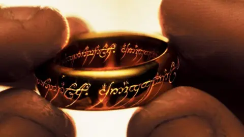 Un anillo para gobernarlos a todos, un anilllo para encontrarlos; un anillo para atraelos a todos y atarlos en la oscuridad / WarnerBros