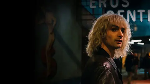 Aaron Hilmer como Klaus, / Prime Video