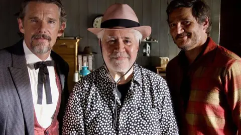 Ethan Hawke, actor; Pedro Amod&oacute;var, director; y Pedro Pascal, actor. RR SS.