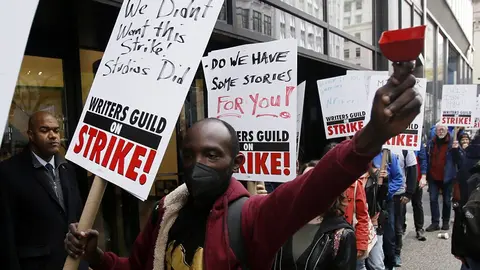 Protestas de guionistas de Hollywood. Foto por Leonardo Mu&ntilde;oz, AFP