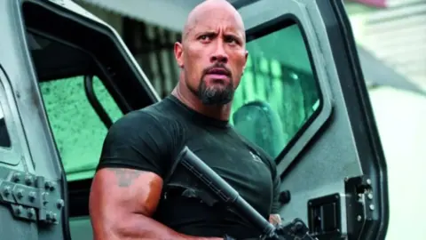 Dwayne Johnson como Luke Hobbs en la saga F&F. / Universal