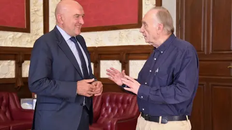 Jesús Julio Carnero, alcalde de Valladolid, y Fernando Méndez-Leite, presidente de la Academia de Cine. / Ayuntamiento de Valladolid