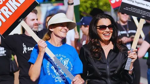 Del lado derecho, Fran Drescher,&nbsp;la presidenta de SAG-AFTRA. / RR SS.