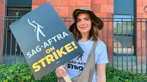 Mandy Moore se une a la huelga. / RRSS