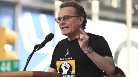 Bryan Cranston alza la voz en la huelga. / Variety