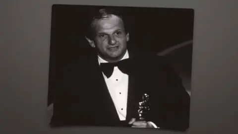Bo Goldman recibiendo Oscar. / IMDb