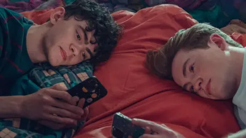 Joe Locke y Kit Connor en Heartstopper 2. / Netflix