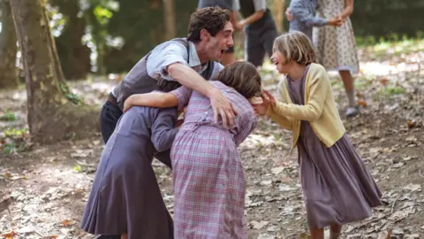 Enric Auquer en El maestro que prometi&oacute; el mar (2023). / IMDb