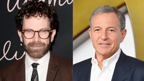 Charlie Kaufman encara a Bob Iger. / RRSS