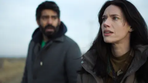 Katie Parker y Rahul Kohli en Next Exit. / Movistar Plus