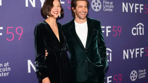 Maggie y Jake Gyllenhaal en la premiere de The Lost Daughter. / RRSS