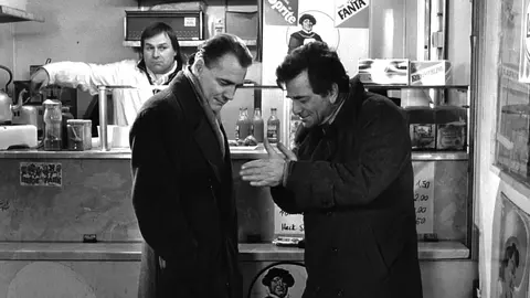 Fotograma de "El cielo sobre Berl&iacute;n", con Bruno Ganz y Peter Falk