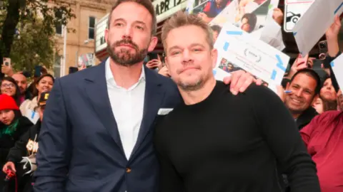 Ben Affleck y Matt Damon en la premiere de AIR. / Variety